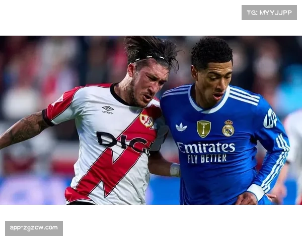 特写：VAR中心马德里操作室，裁判组与技术员实时复核点球判罚